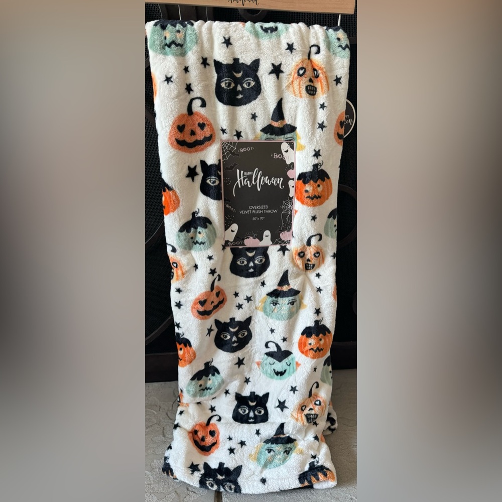 HALLOWEEN PLUSH THROW BLANKET W/ WITCHES CATS PUMPKINS & STARS NEW
